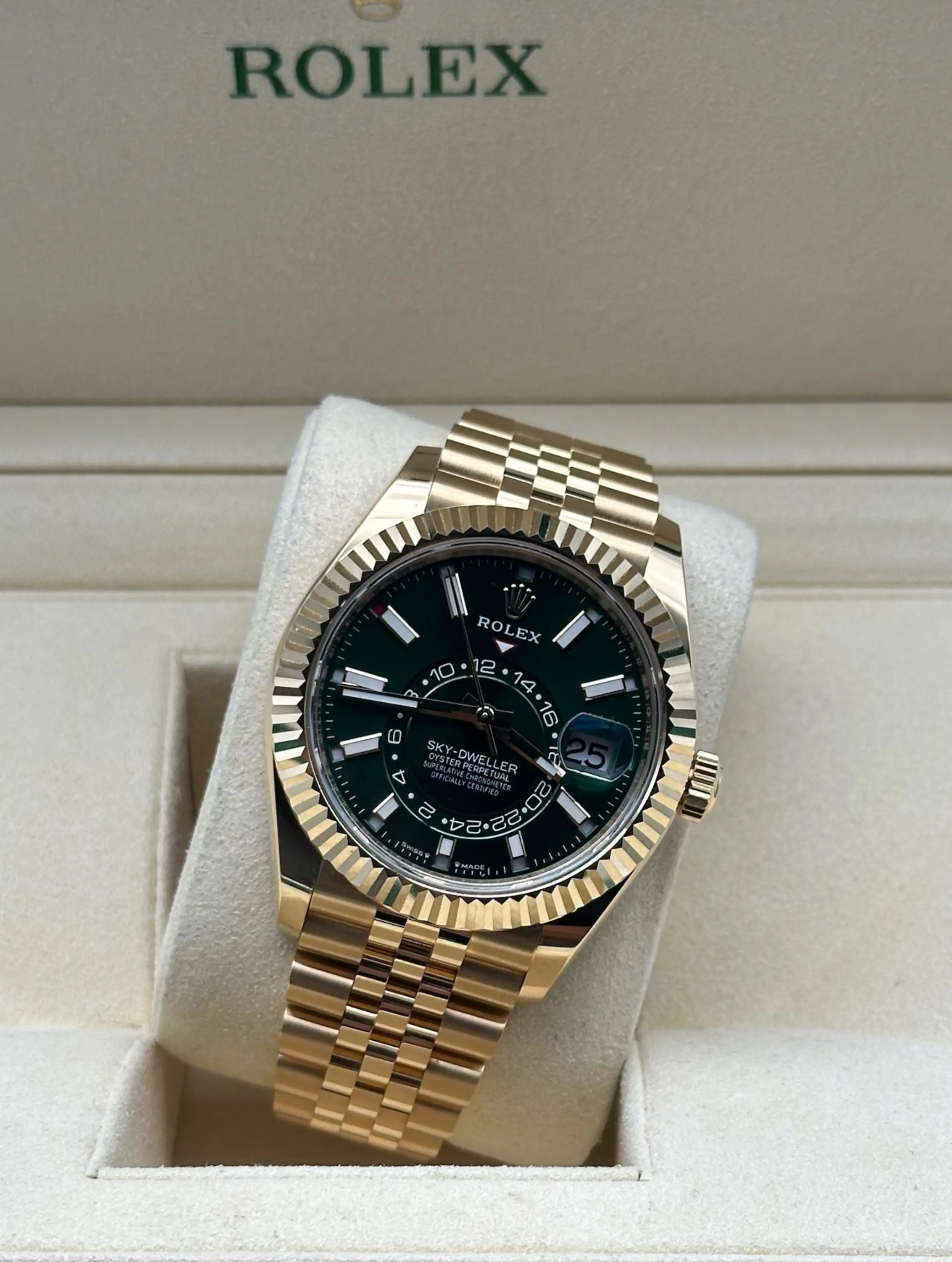 Rolex Sky-Dweller oro con esfera verde, año 2025, brazalete Jubilee. Rolex Sky-Dweller green dial, 2025, Jubilee bracelet.