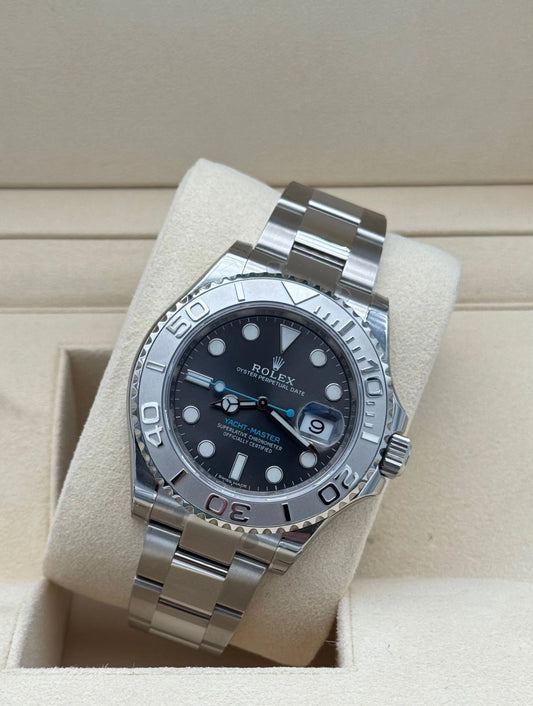 Rolex Yacht-Master 40mm ref. 116622 con esfera rodio y brazalete Oyster – año 2018. Con caja y tarjeta de garantía.
Rolex Yacht-Master 40mm ref. 116622 Rhodium dial with Oyster bracelet – 2018. Includes box and warranty card.
