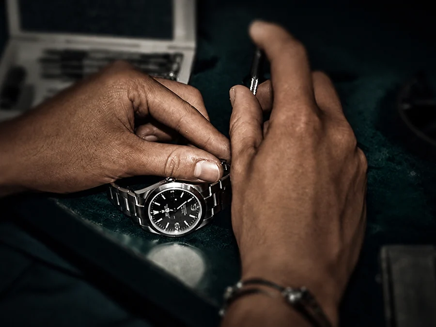 Relojero ajustando un reloj durante la autenticaci&oacute;n