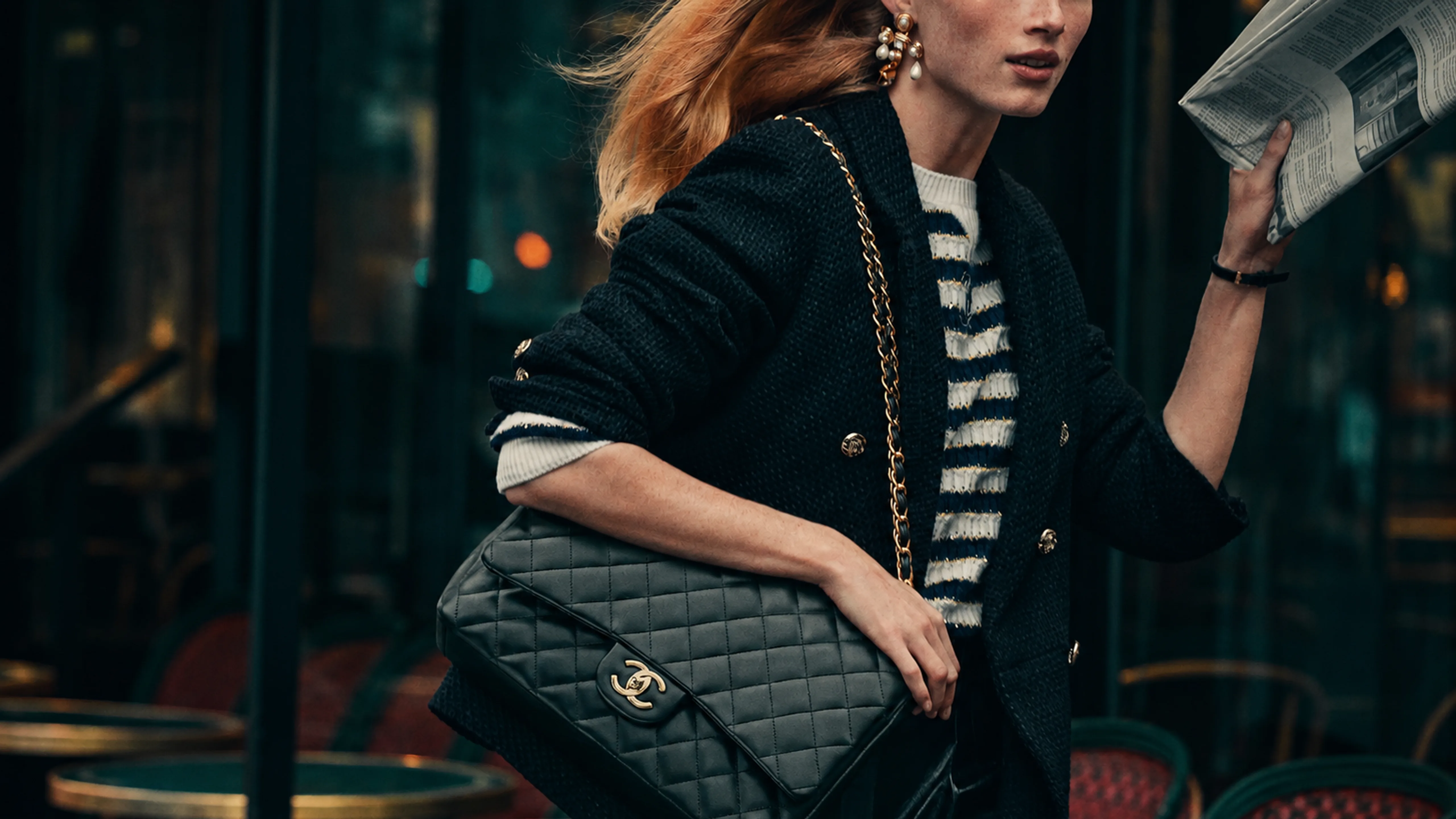 Bag Chanel en el hombro, escena urbana