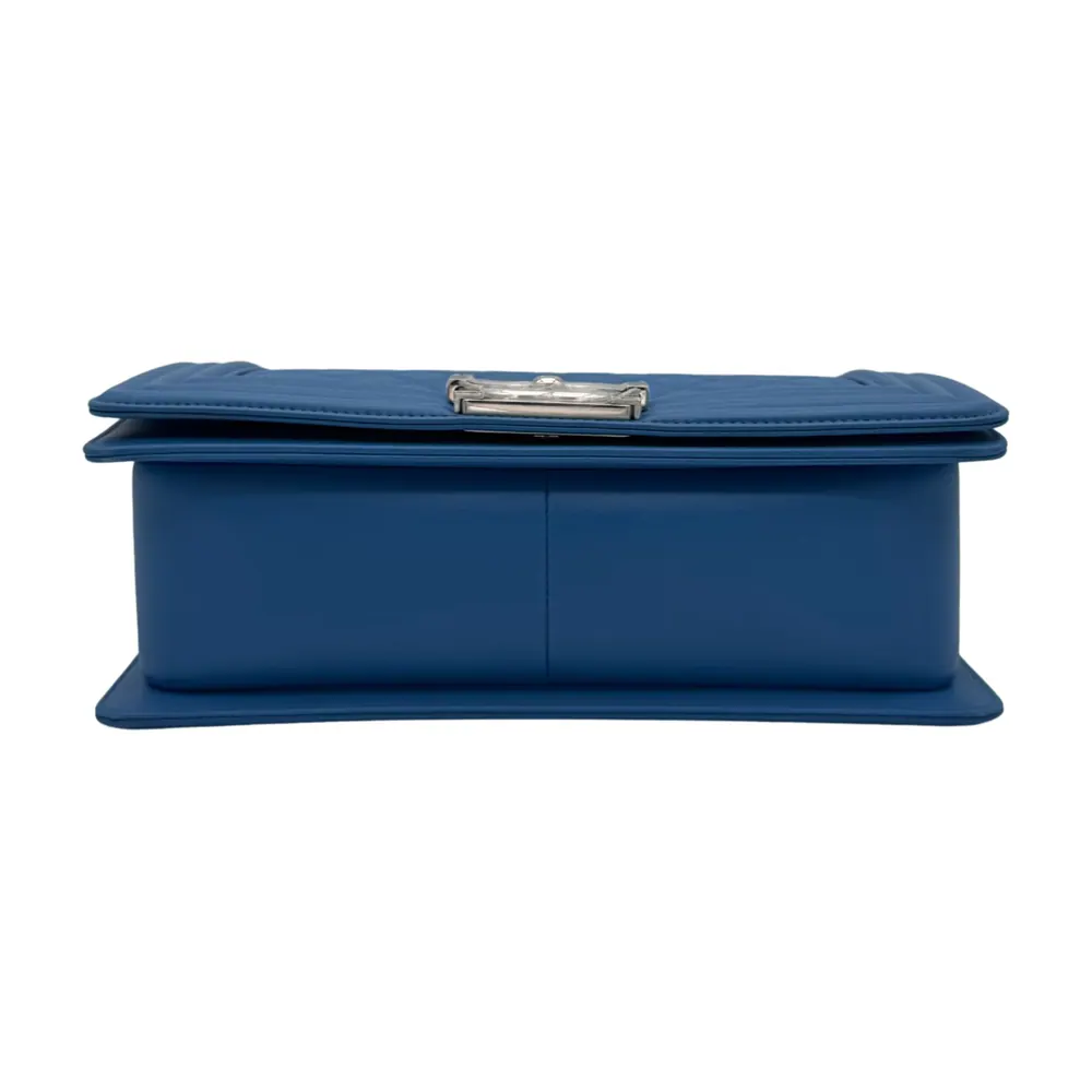 Chanel Boy Medium Blue Electric Clafskin, vista 4