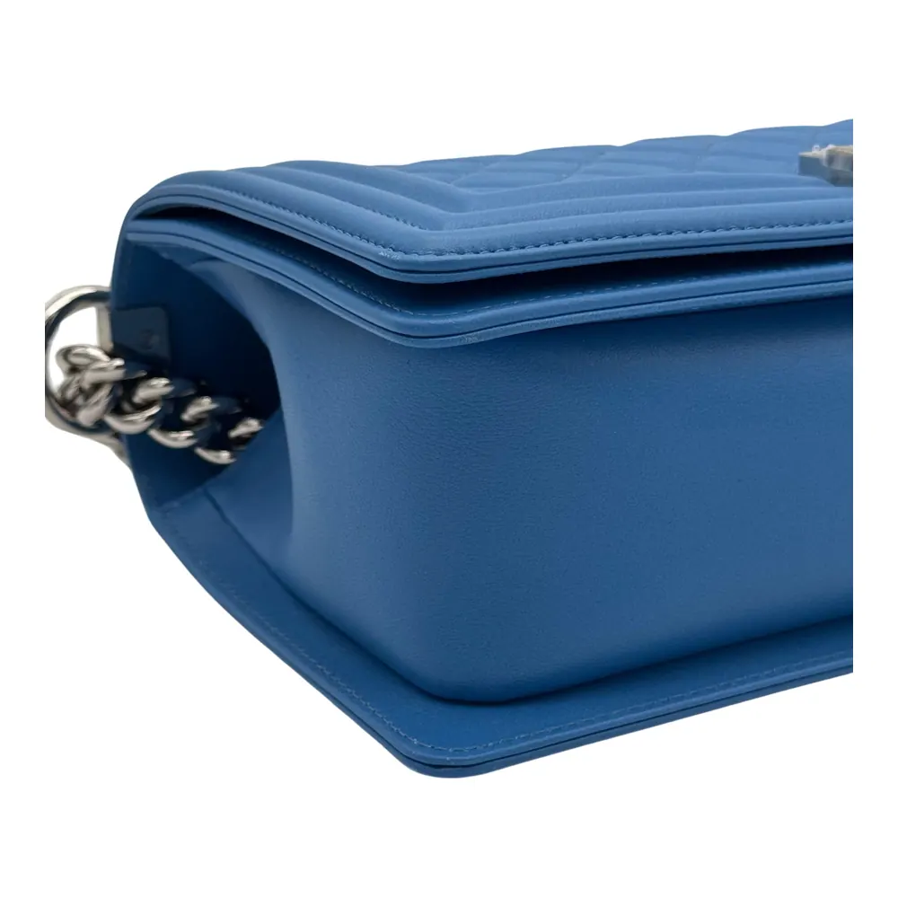 Chanel Boy Medium Blue Electric Clafskin, vista 5