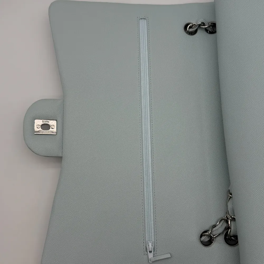 Chanel Classic Flap Maxi Caviar Light Blue Silvertone Hardware, vista 10