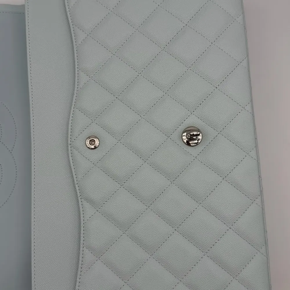 Chanel Classic Flap Maxi Caviar Light Blue Silvertone Hardware, vista 12