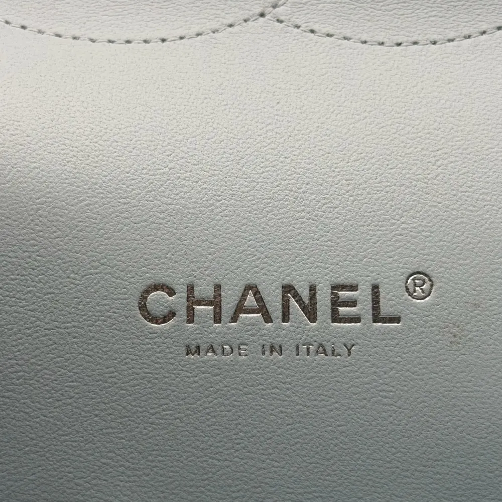 Chanel Classic Flap Maxi Caviar Light Blue Silvertone Hardware, vista 13