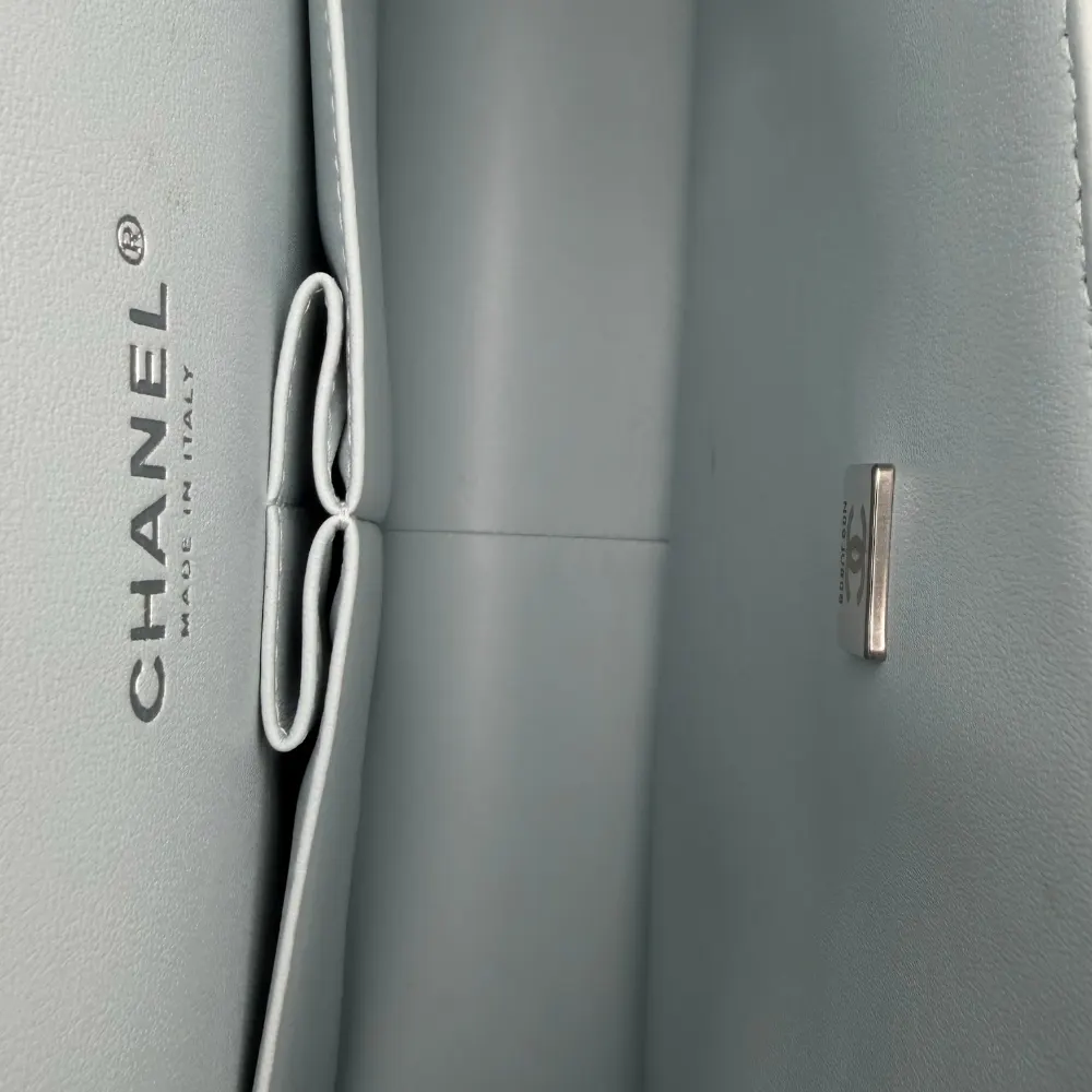 Chanel Classic Flap Maxi Caviar Light Blue Silvertone Hardware, vista 15