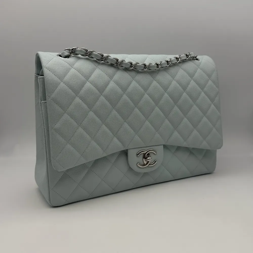 Chanel Classic Flap Maxi Caviar Light Blue Silvertone Hardware, vista 2