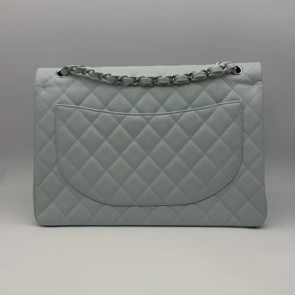 Chanel Classic Flap Maxi Caviar Light Blue Silvertone Hardware, vista 3