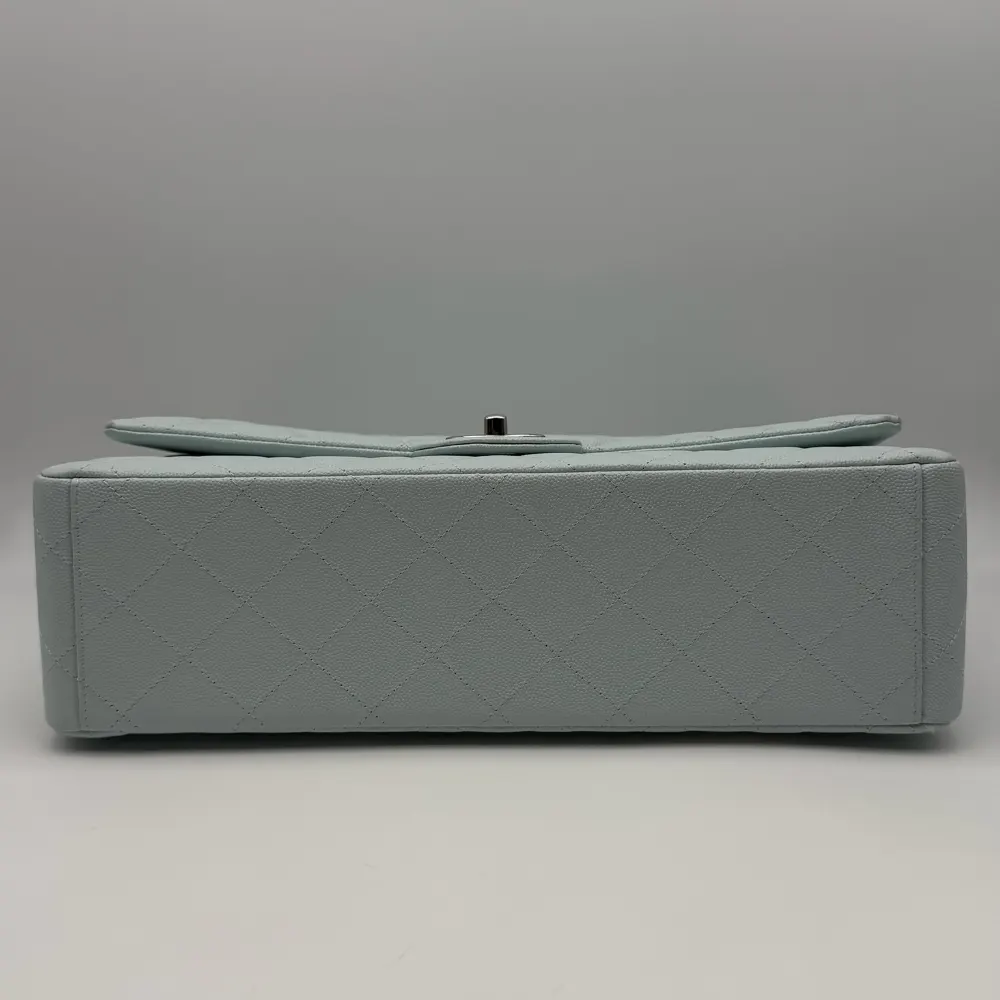 Chanel Classic Flap Maxi Caviar Light Blue Silvertone Hardware, vista 4