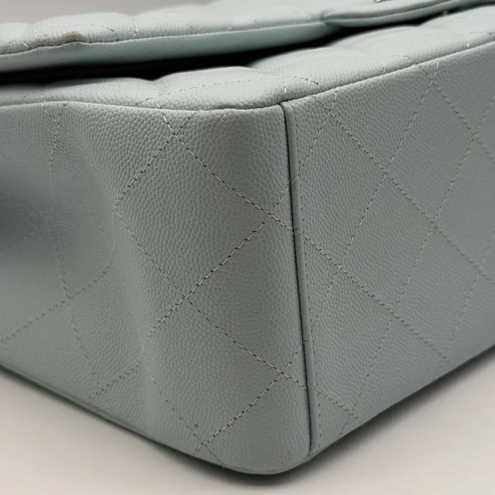 Chanel Classic Flap Maxi Caviar Light Blue Silvertone Hardware, vista 5