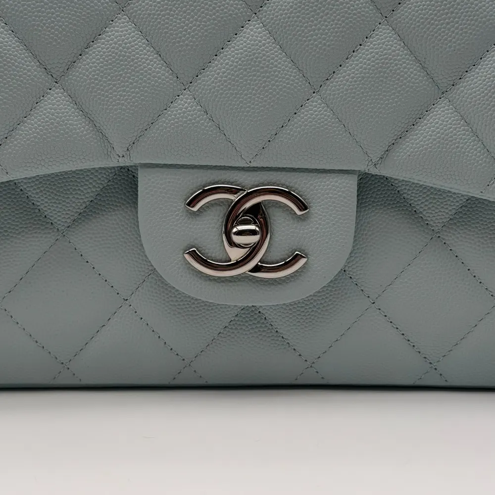 Chanel Classic Flap Maxi Caviar Light Blue Silvertone Hardware, vista 9