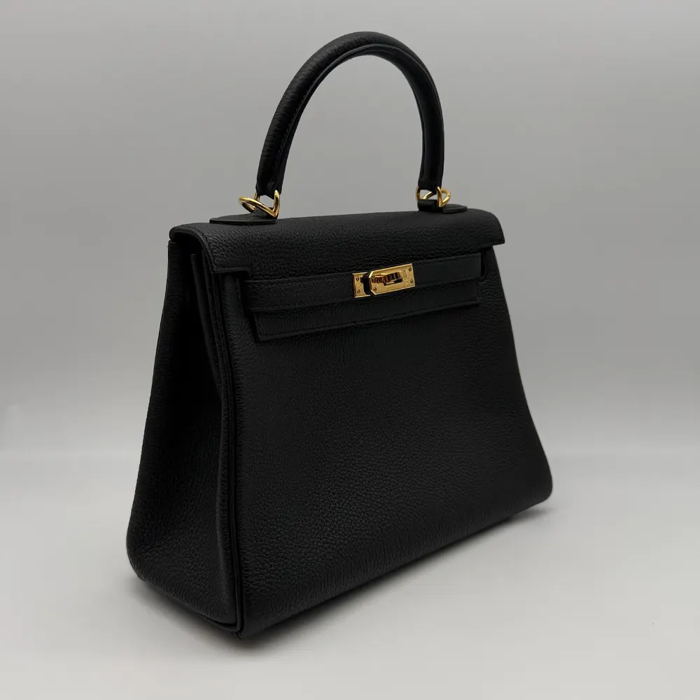 Hermès Kelly 25 Togo Black Gold Hardware, vista 2