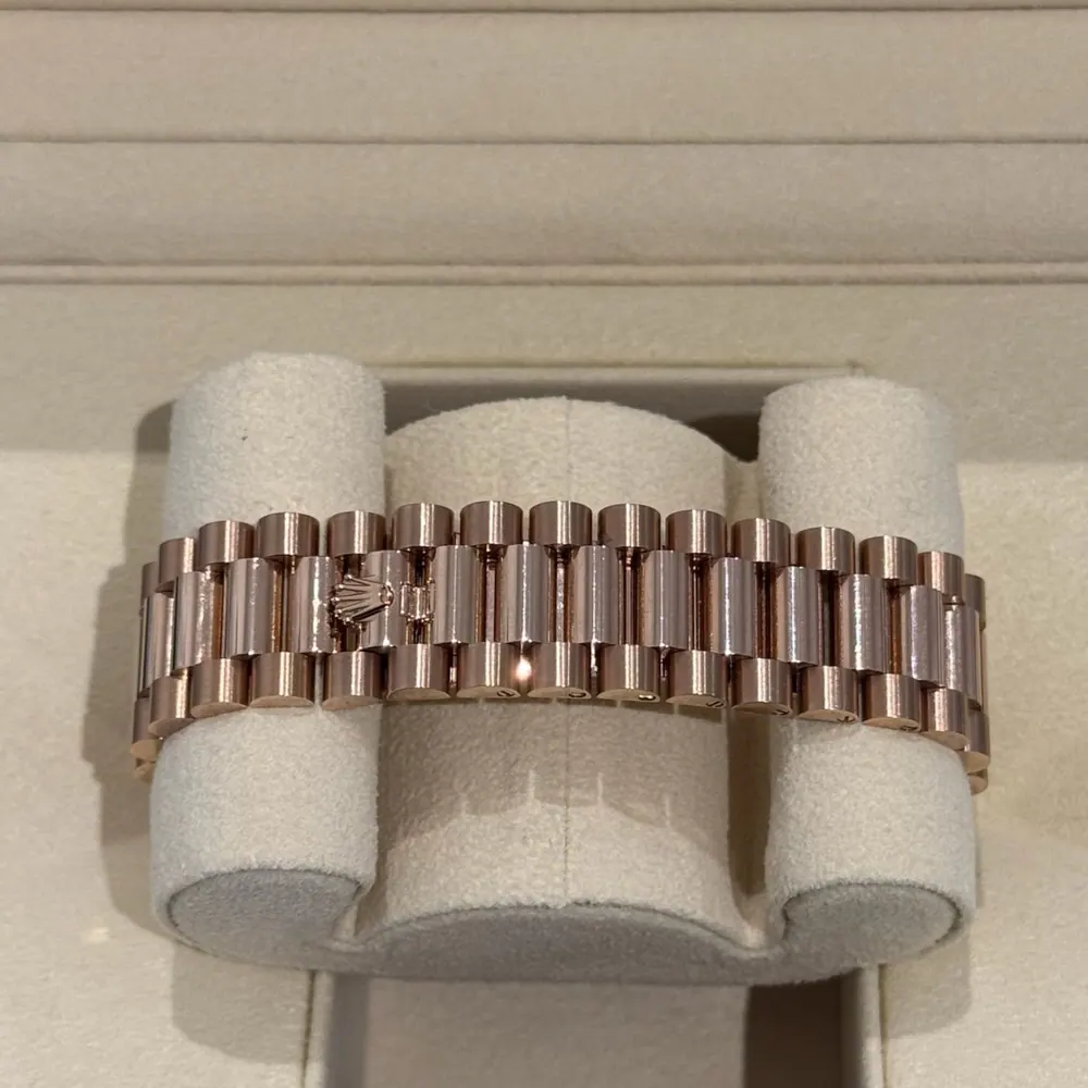 Rolex Day Date 40mm Rose Gold Eisenkiesel Baguette Dial, vista 3