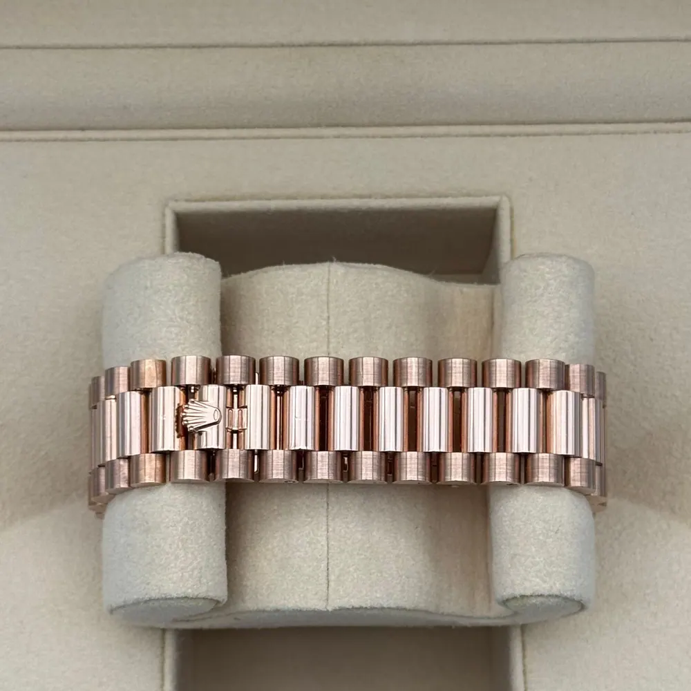 Rolex Day Date 40mm Rose Gold Chocolate Baguette Dial, vista 3