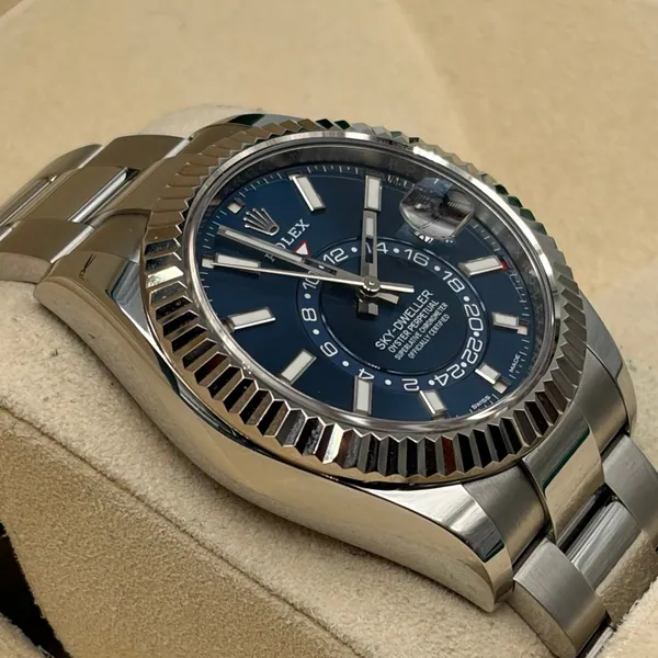Rolex Sky Dweller Blue Dial Oyster, segunda vista