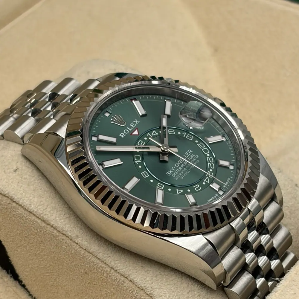 Rolex Sky Dweller Green Dial Jubilee, vista 2