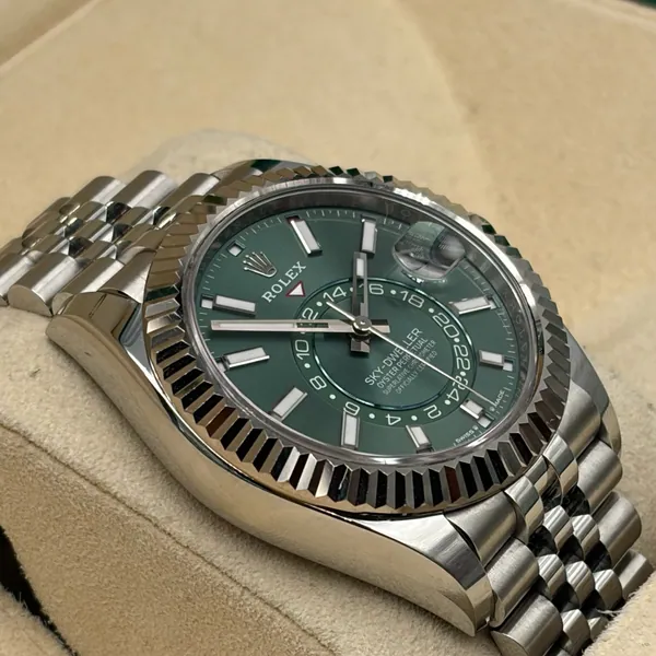 Rolex Sky Dweller Green Dial Jubilee, segunda vista